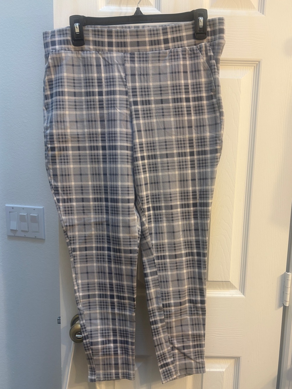 torrid Gray and White Plaid Stretch Leggins